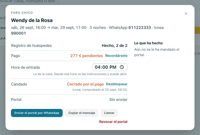 Ficha de una reserva con registro de huéspedes, pago pendiente, hora de entrada, candado cerrado por el pago y envío del portal por WhatsApp